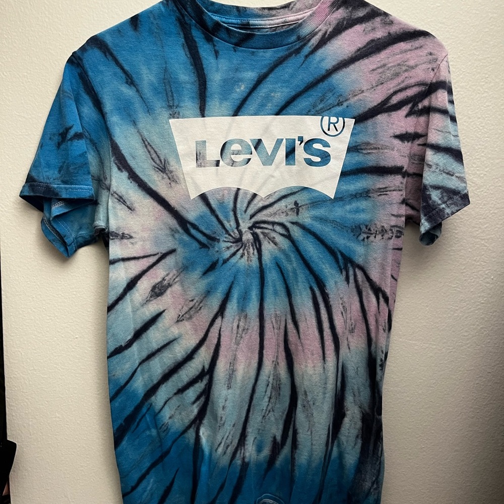 Levi’s t shirt